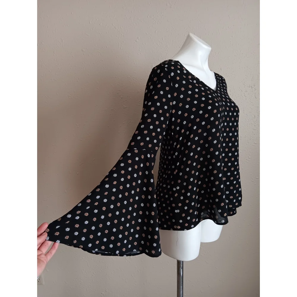 Express Bell Sleeve Floral Print Top - Picture 2 of 6